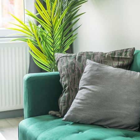 Stanion Luxurious 3 Bedroom Modern House Northamptonshire, Double, Twins, Single, Free Parking, Free Wi-Fi, Pets, Up To 8 Sleeps, 4 Smart Tvs コービー エクステリア 写真