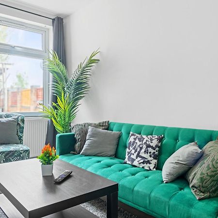 Stanion Luxurious 3 Bedroom Modern House Northamptonshire, Double, Twins, Single, Free Parking, Free Wi-Fi, Pets, Up To 8 Sleeps, 4 Smart Tvs コービー エクステリア 写真