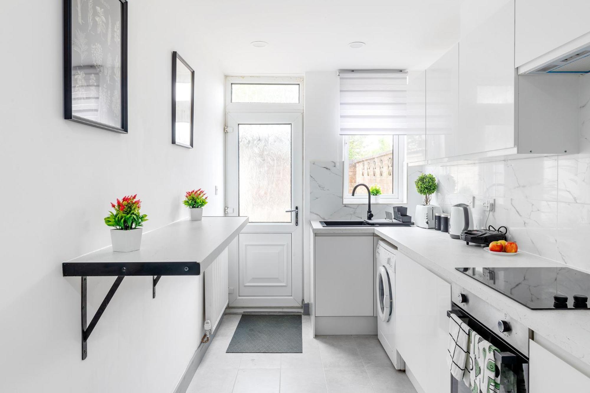 Stanion Luxurious 3 Bedroom Modern House Northamptonshire, Double, Twins, Single, Free Parking, Free Wi-Fi, Pets, Up To 8 Sleeps, 4 Smart Tvs コービー エクステリア 写真