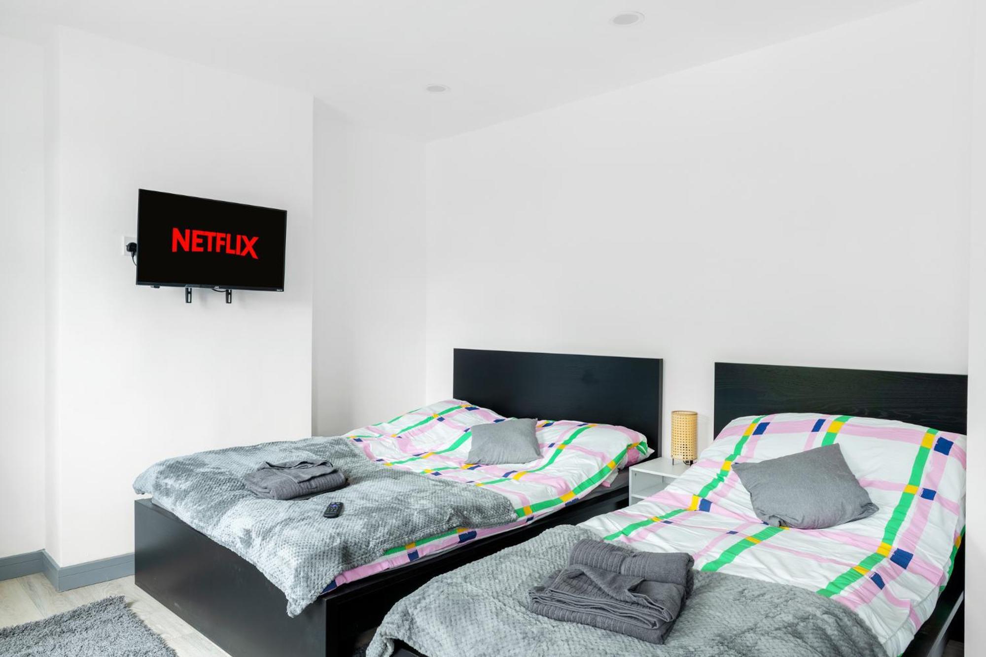 Stanion Luxurious 3 Bedroom Modern House Northamptonshire, Double, Twins, Single, Free Parking, Free Wi-Fi, Pets, Up To 8 Sleeps, 4 Smart Tvs コービー エクステリア 写真