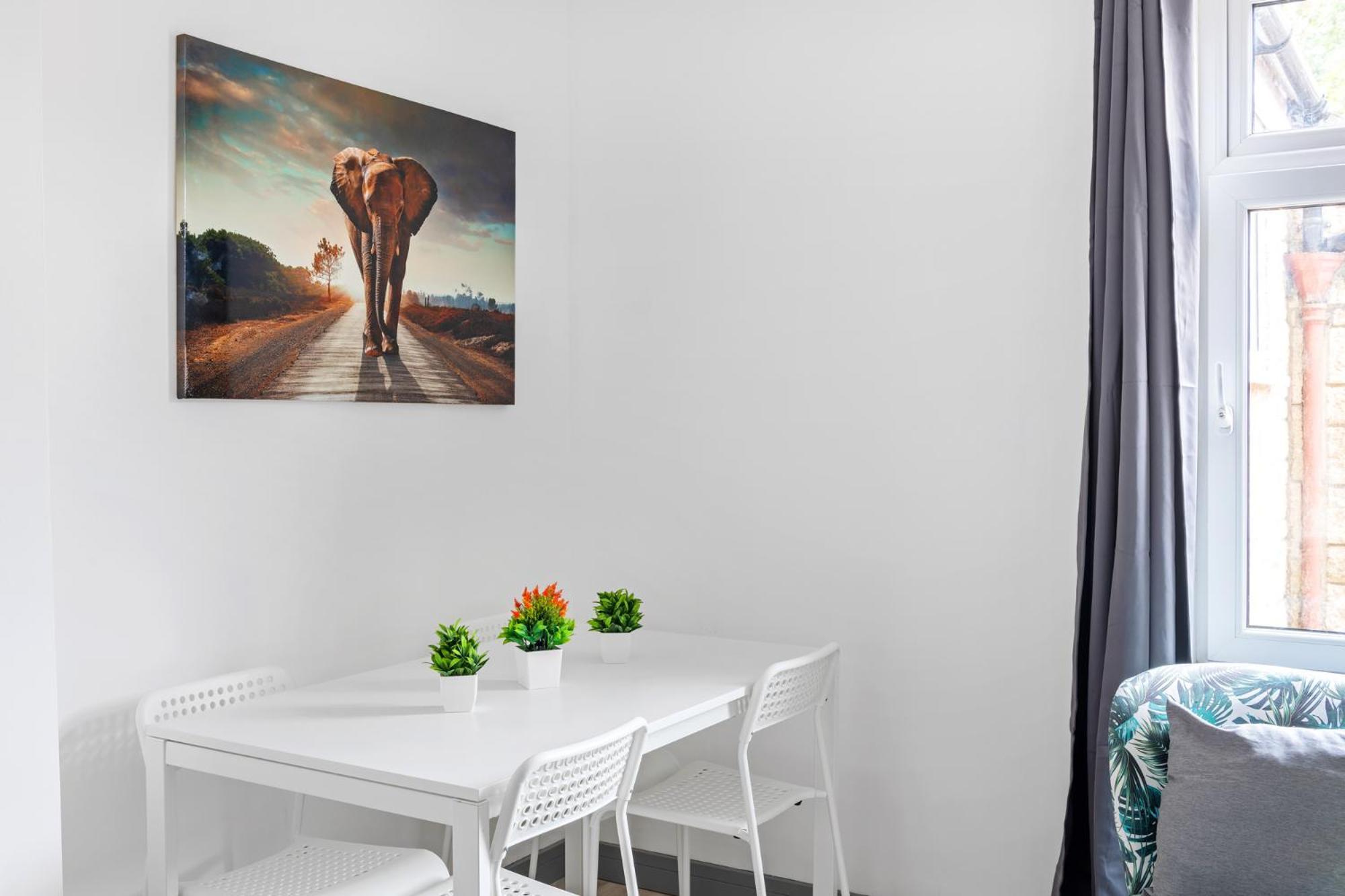 Stanion Luxurious 3 Bedroom Modern House Northamptonshire, Double, Twins, Single, Free Parking, Free Wi-Fi, Pets, Up To 8 Sleeps, 4 Smart Tvs コービー エクステリア 写真