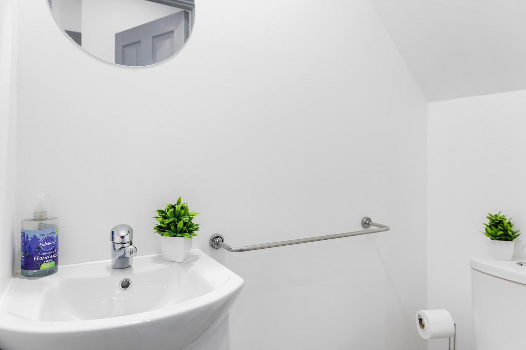 Stanion Luxurious 3 Bedroom Modern House Northamptonshire, Double, Twins, Single, Free Parking, Free Wi-Fi, Pets, Up To 8 Sleeps, 4 Smart Tvs コービー エクステリア 写真